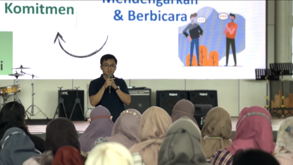 dr.Aditya Putra selaku Direktur Program Portkesmas memberikan pelatihan modul KAP kepada tenaga promosi kesehatan Puskesmas se-Kota Surabaya