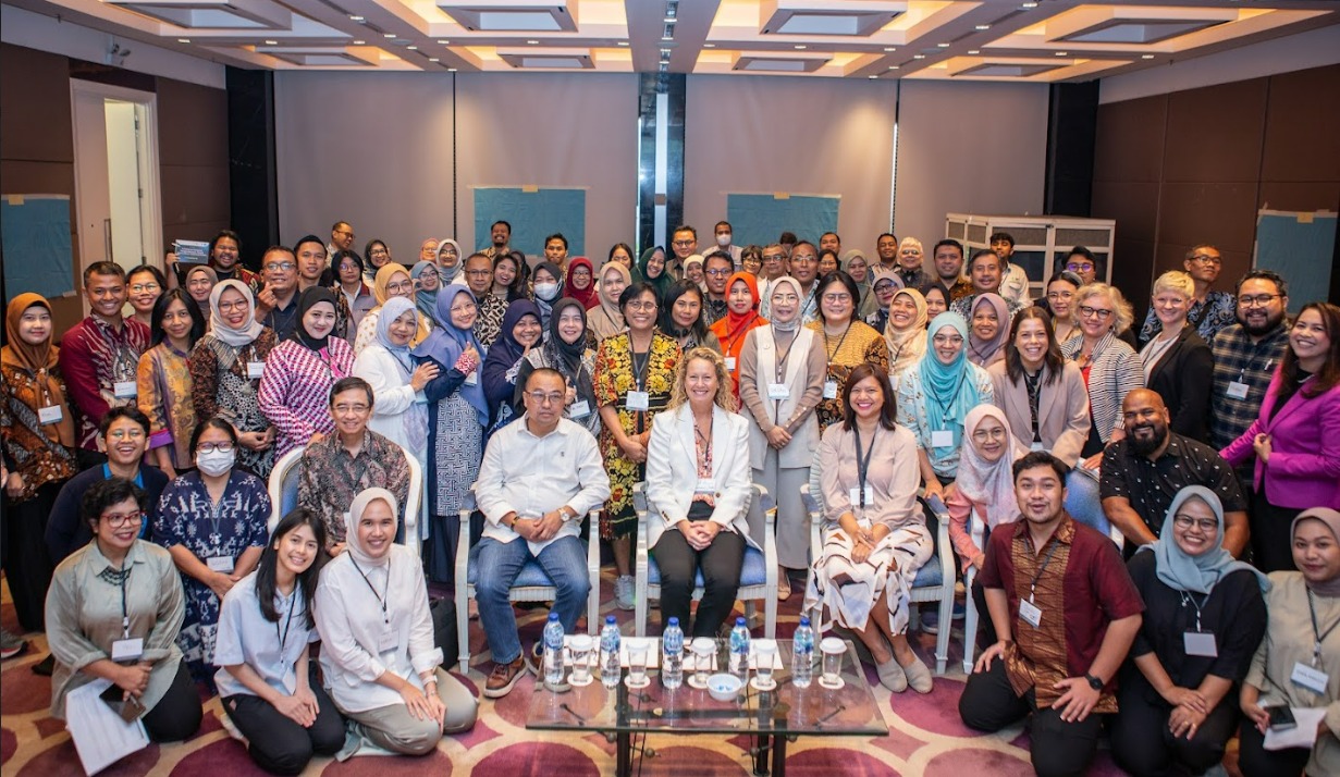 Seluruh partisipan lokakarya melakukan sesi foto bersama sebelum memulai kegiatan.